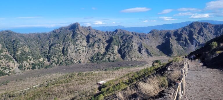 Po drodze na szczyt krateru będziesz mieć także świetny widok na górę Monte Somma.