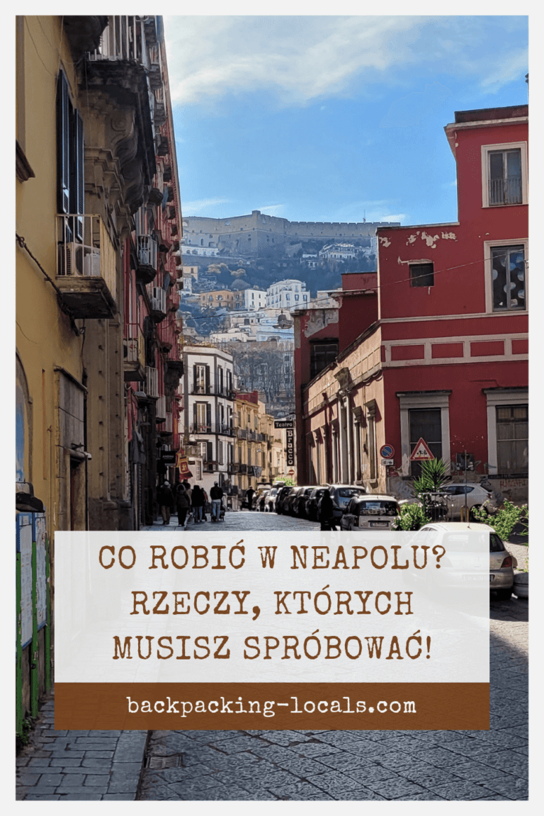 Zdjęcie przedstawia uliczkę w Neapolu prowadzącą do Zamku Sant'Elmo. Na zdjęcie nałożony jest tekst z pytaniem: co robić w Neapolu? I testem "rzeczy, których musisz spróbować". Na dole na brązowym tle jest adres bloga. 