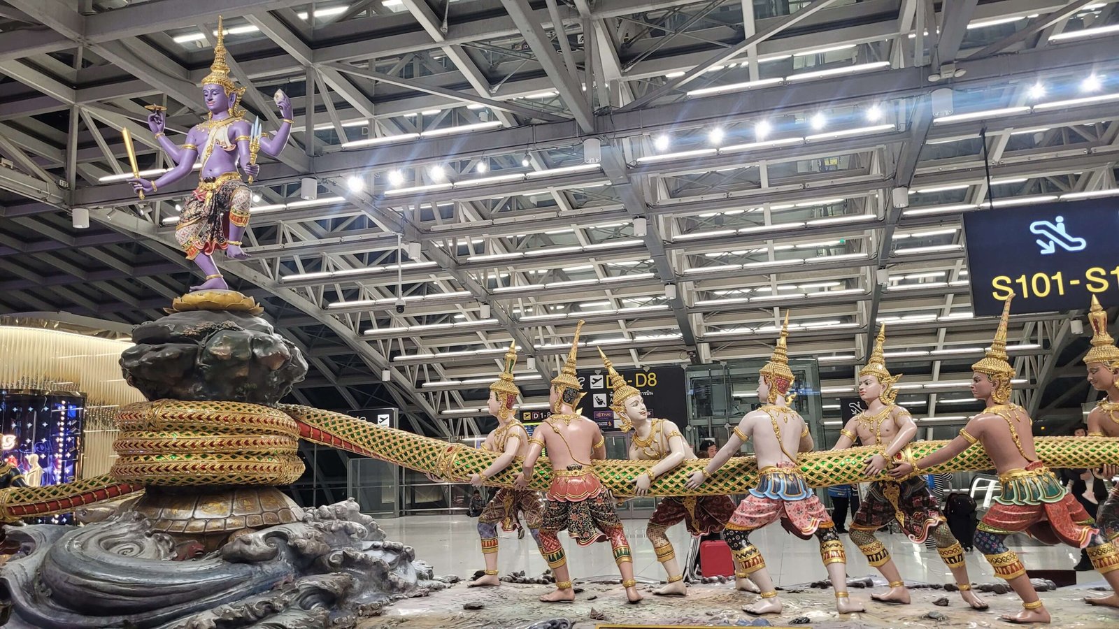 Tradycyjna tajska rzeźba boga Vishnu na lotnisku Suvarnabhumi w Bangkoku.