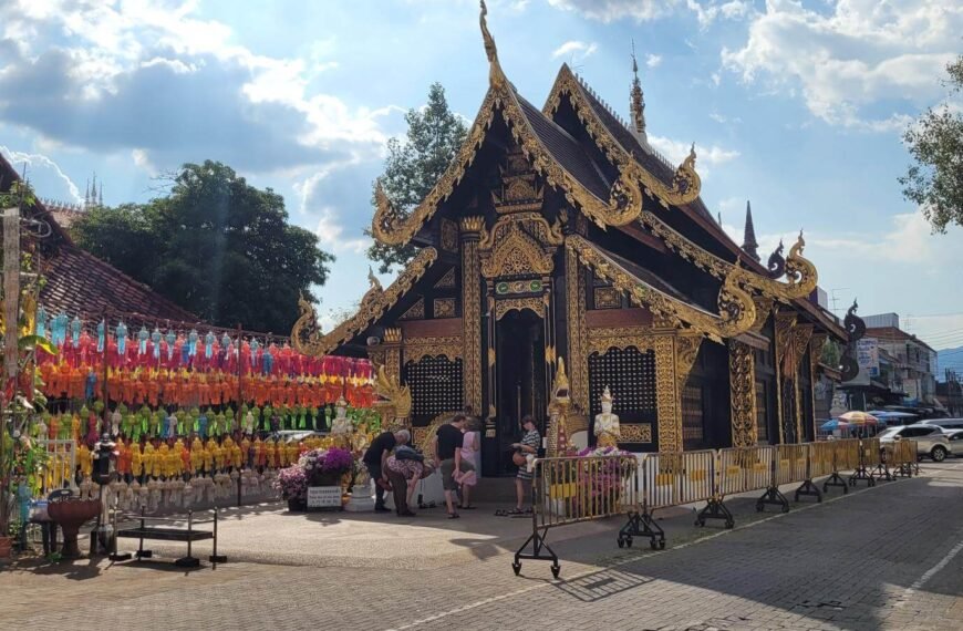 Świątynia Wat Inthakhin w Chiang Mai. Na zdjęciu widoczne jest wejście do świątyni a przy nim różnokolorowe rozwieszone lampiony.